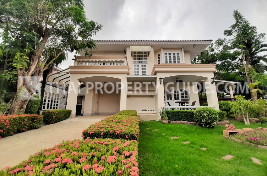 House with Shared Pool in Srinakarin 